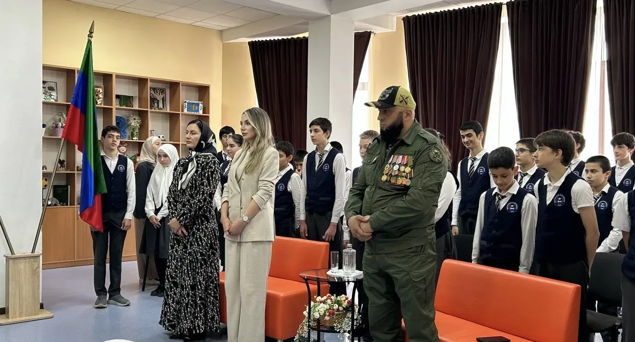 🇷🇺 В МБОУ «Лицей №13 имени Расула Гамзатова» прошло трогательное и значимое мероприятие — открытие «