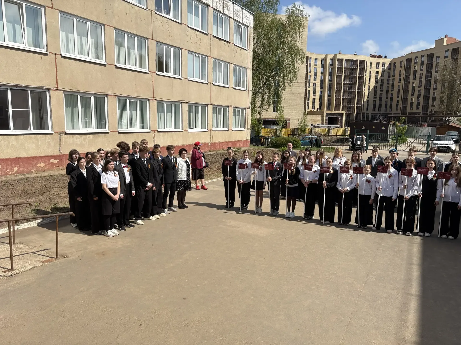 В школе №8 города Костромы открыли «Сад нашей памяти» На территории средней общеобразовательной школ