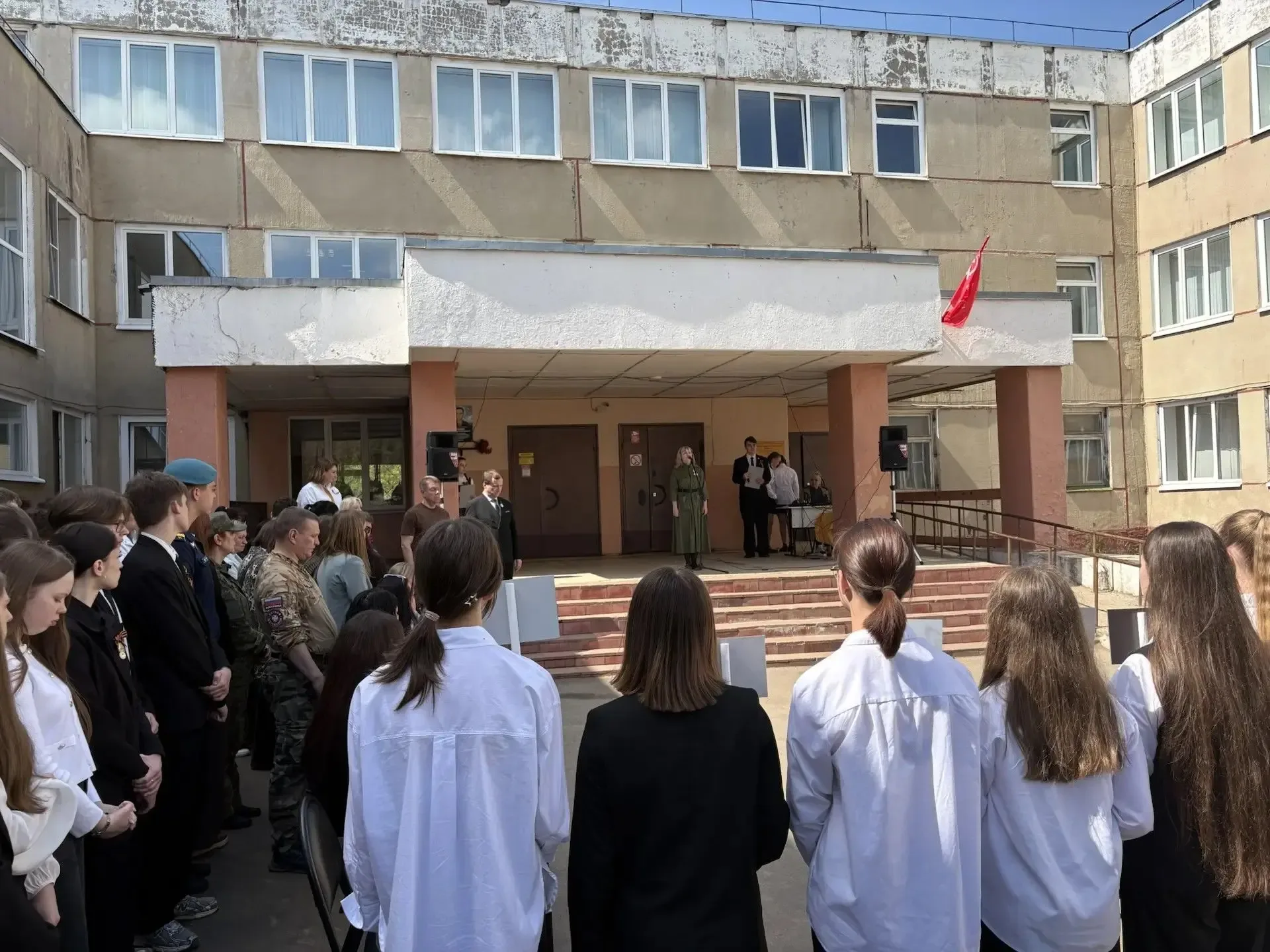 В школе №8 города Костромы открыли «Сад нашей памяти» На территории средней общеобразовательной школ