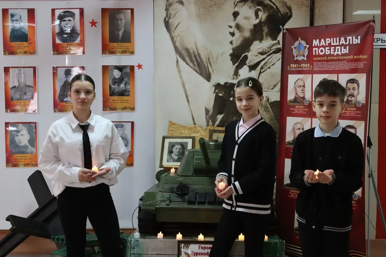 "Стена Памяти" - символ несломленного духа России!  В атриуме гимназии и в каждом классном кабинете 