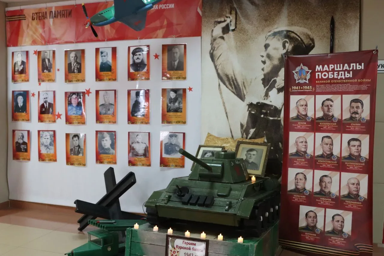 "Стена Памяти" - символ несломленного духа России!  В атриуме гимназии и в каждом классном кабинете 