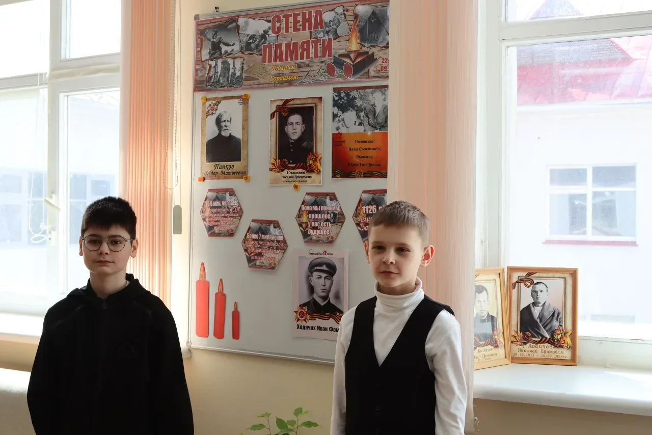 "Стена Памяти" - символ несломленного духа России!  В атриуме гимназии и в каждом классном кабинете 
