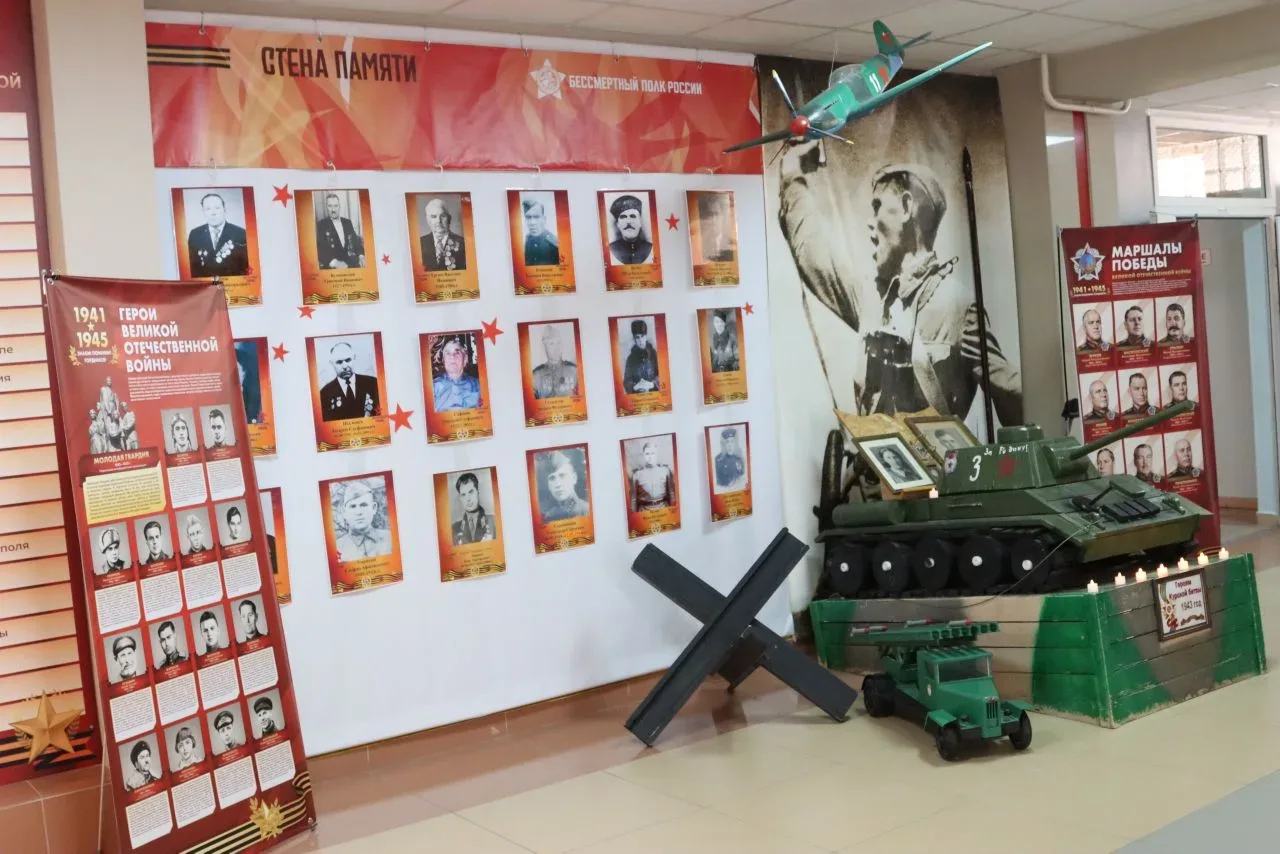 "Стена Памяти" - символ несломленного духа России!  В атриуме гимназии и в каждом классном кабинете 