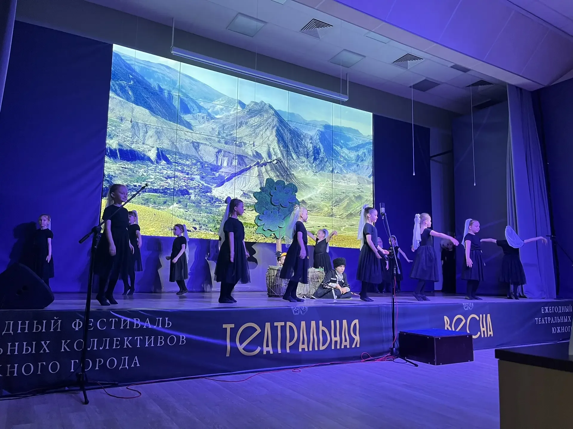 Стартовала VI Театральная весна🎭 Дружный Южный🌎Тема: «Единство и творчество народов России»