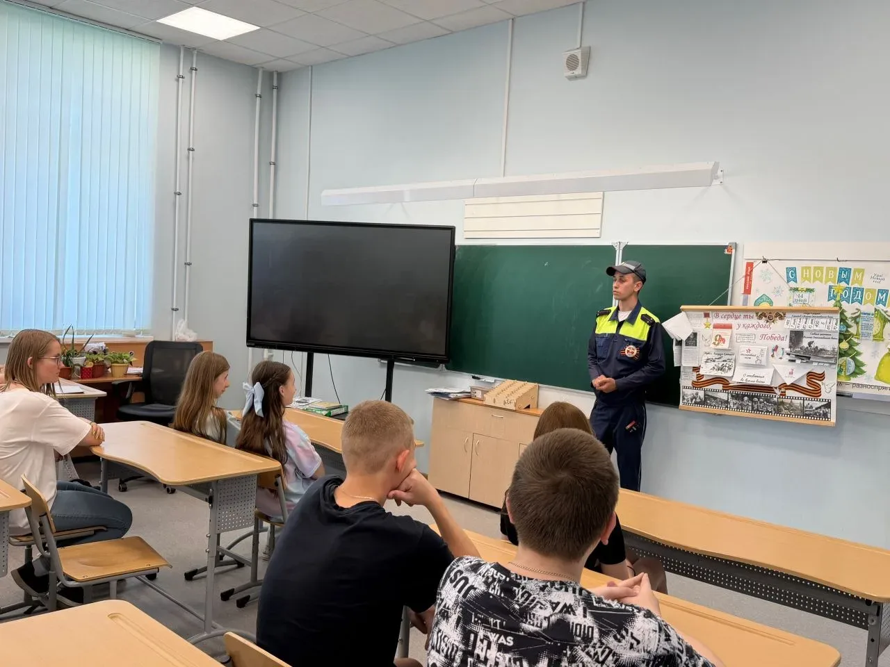 🚦 Безопасность на дороге: лекция от инспектора ДПС в нашей школе!🚦    Сегодня в нашей школе прошла в