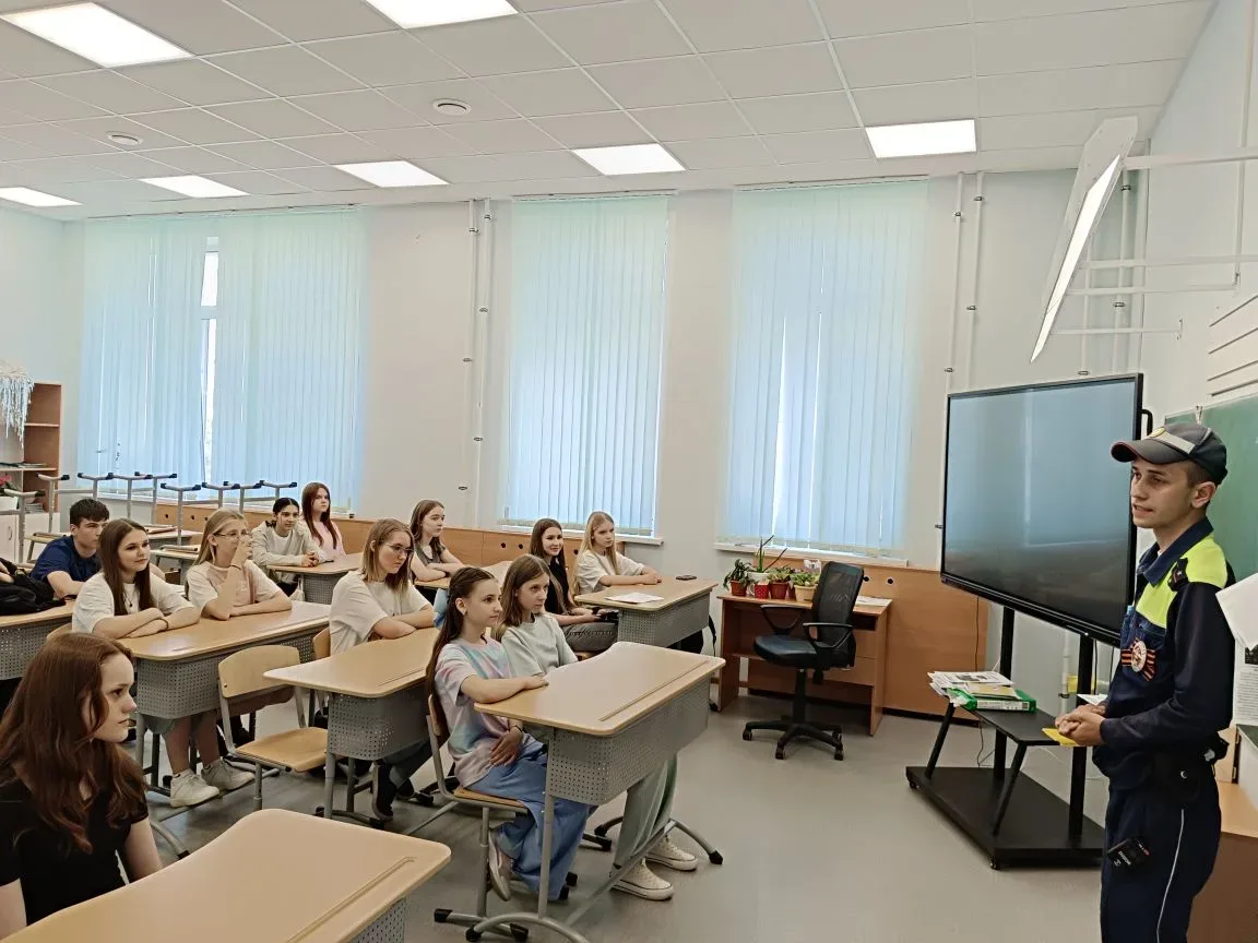 🚦 Безопасность на дороге: лекция от инспектора ДПС в нашей школе!🚦    Сегодня в нашей школе прошла в