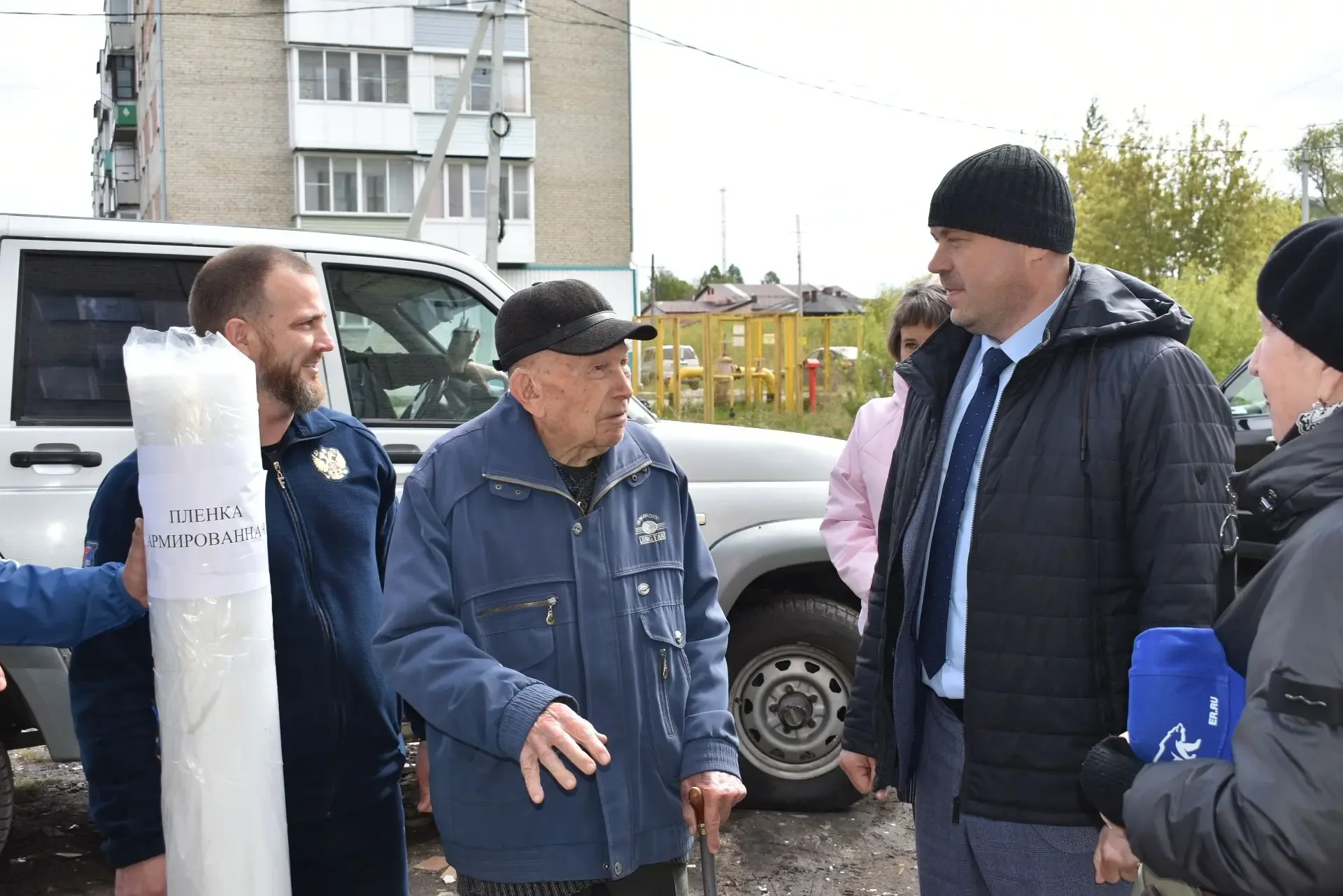 Ветеран Великой Отечественной войны Анатолий Степанович Безруков передал гуманитарную помощь участни