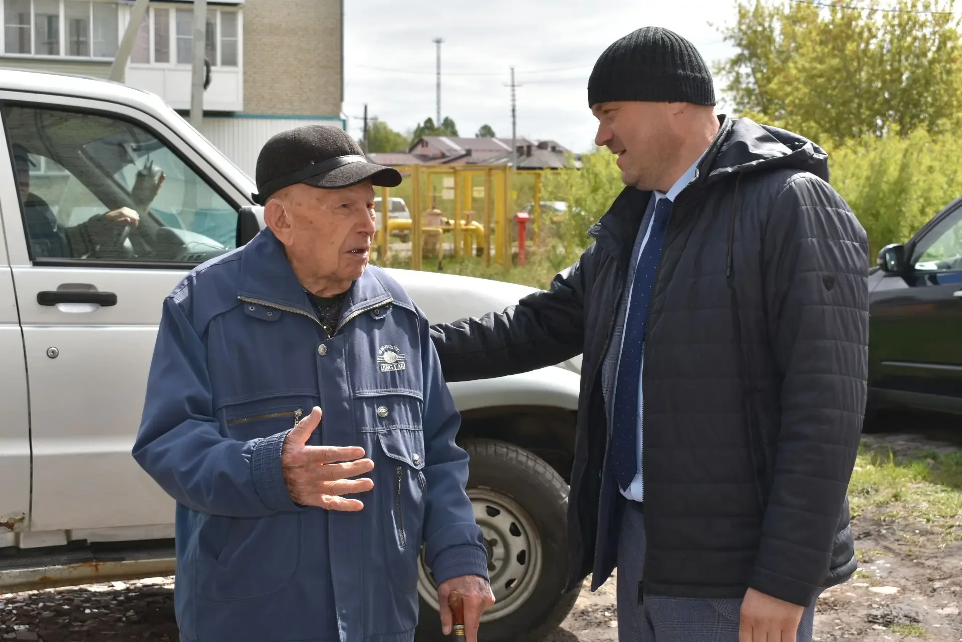 Ветеран Великой Отечественной войны Анатолий Степанович Безруков передал гуманитарную помощь участни