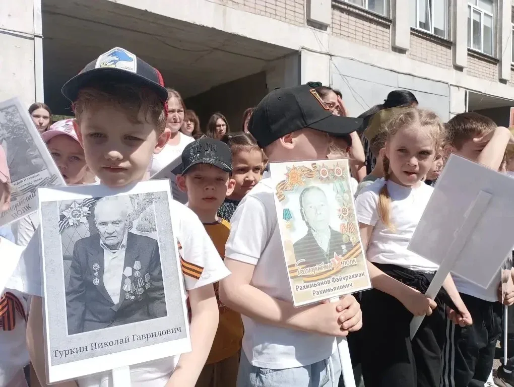 МУЗЫКА, ОБЪЕДИНЯЮЩАЯ ПОКОЛЕНИЯ   7 мая в нашей гимназии с размахом прошёл музыкальный флешмоб «Песни