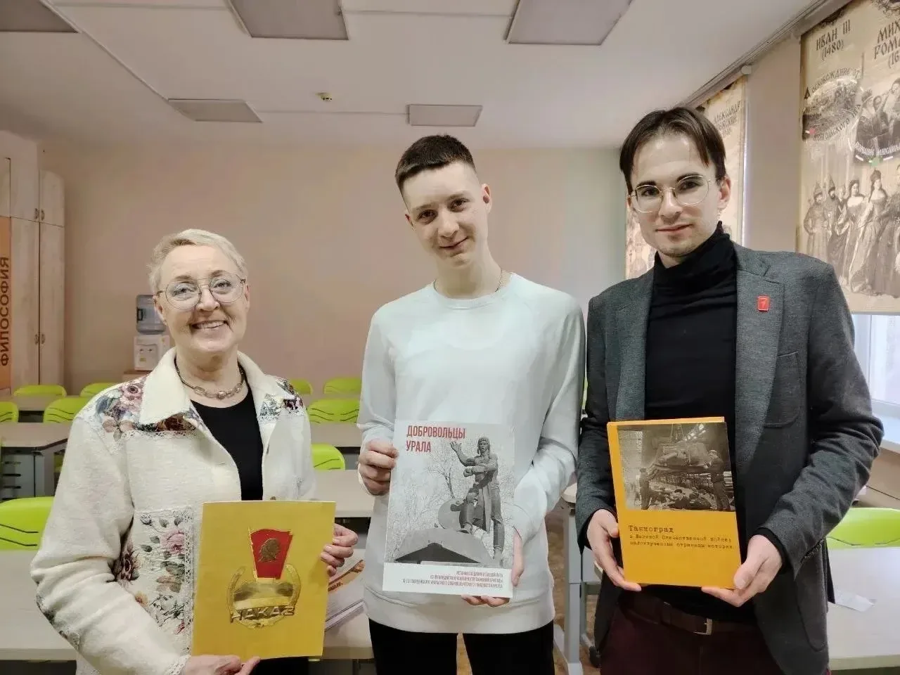 ОДИН ДЕНЬ ИЗ ЖИЗНИ СОВЕТНИКА👔  🌅 День Советника директора по воспитанию стартует не с планёрок, а с 