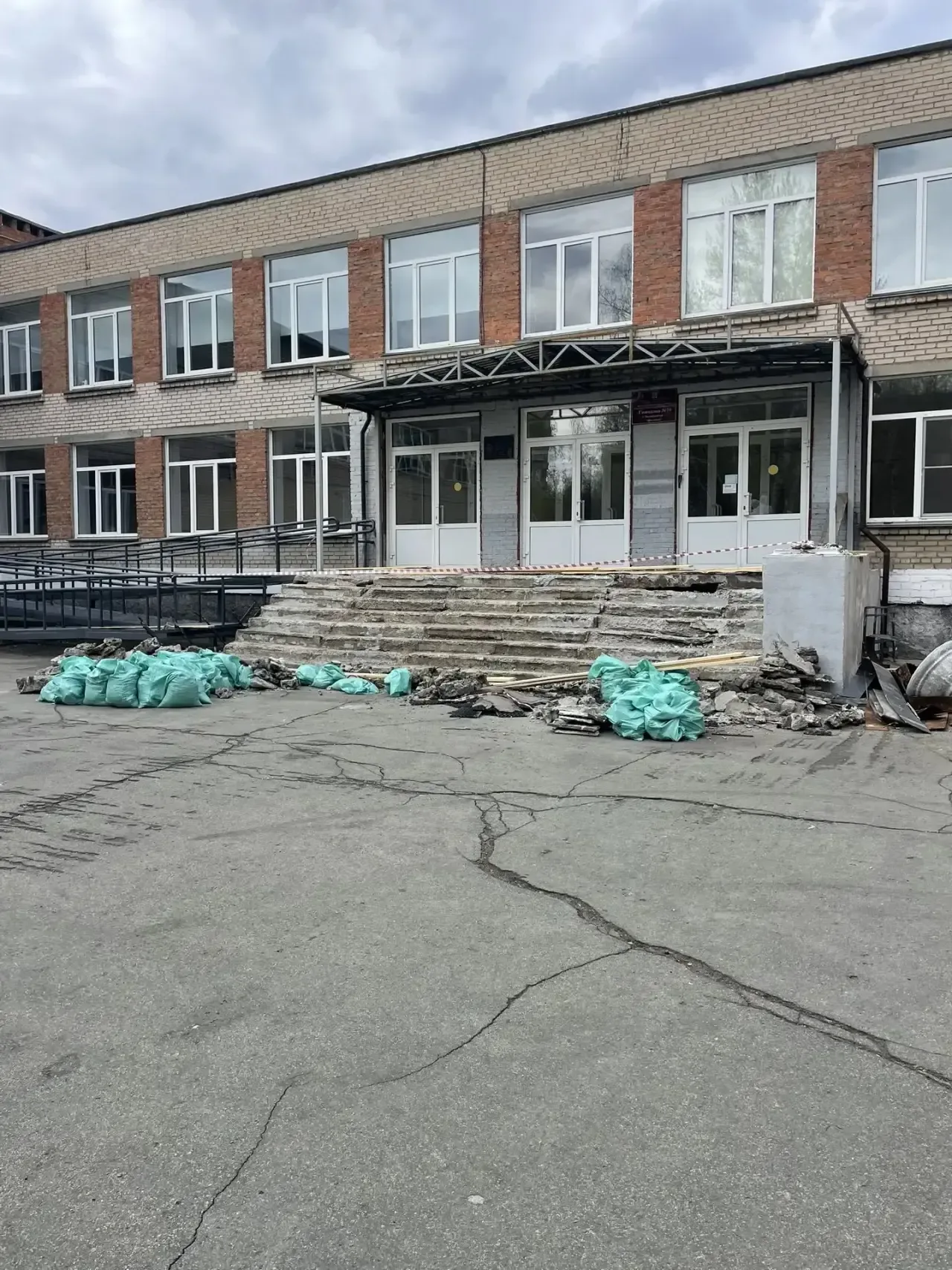 ВМЕСТЕ МЫ ДЕЛАЕМ НАШ ОБЩИЙ ДОМ ЛУЧШЕ ♥️ В филиале нашей гимназии начался ремонт входной группы (возл