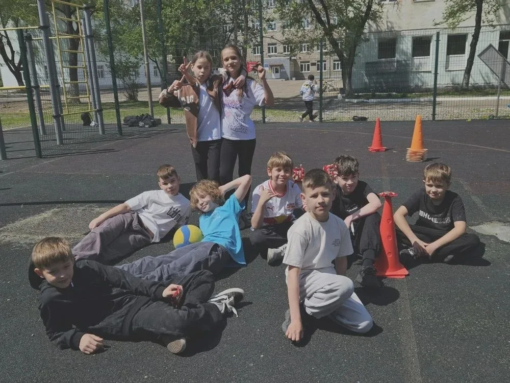 🏃‍♂️ Спортивные эстафеты были организованы учителями физической культуры для ребят из 3Г, 3Д, 4Б, 4Д