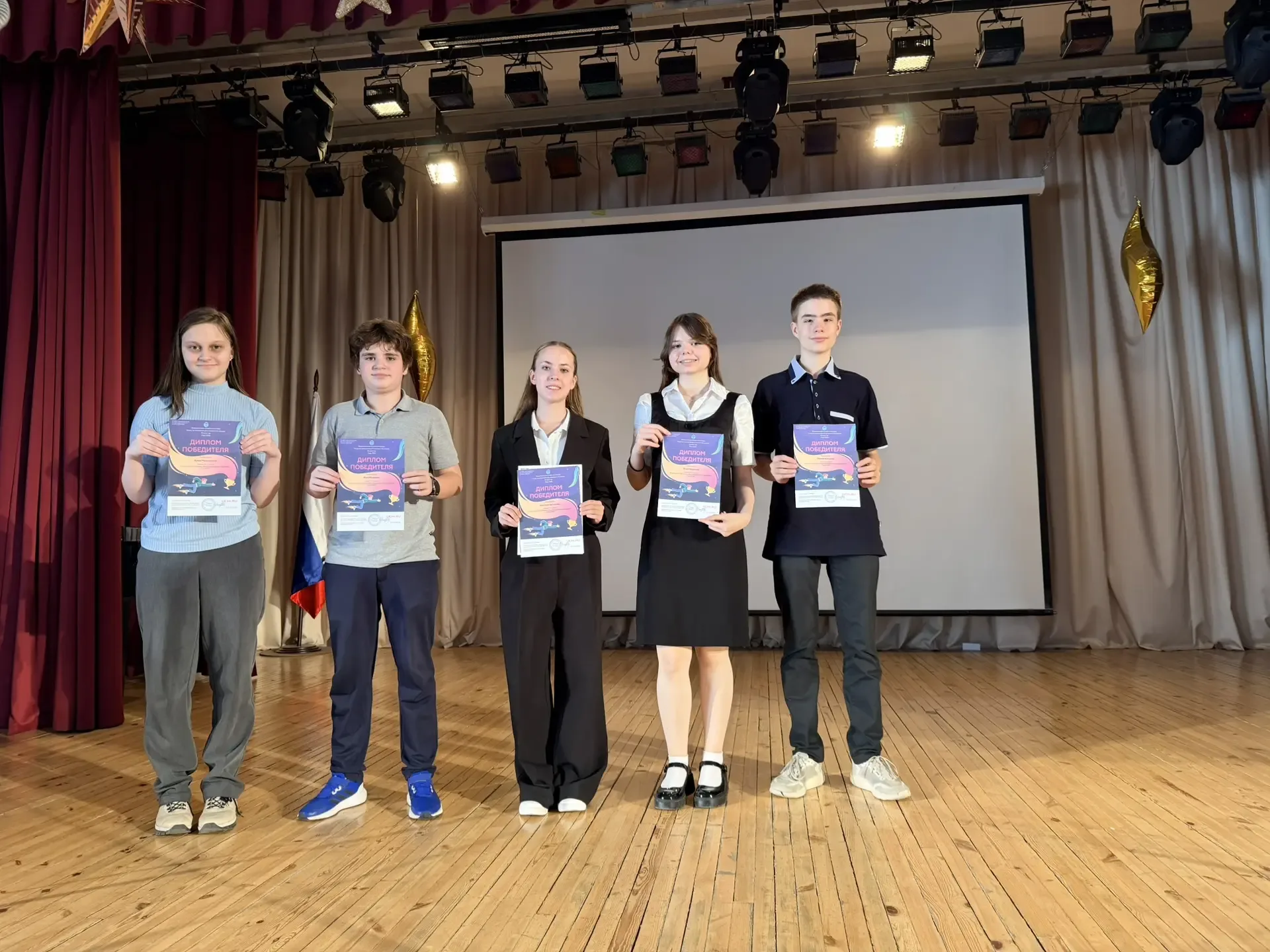 🎉 В Лицее прошла торжественная линейка, посвящённая окончанию учебного года! 🎉  📚 Стипендии фонда Зя