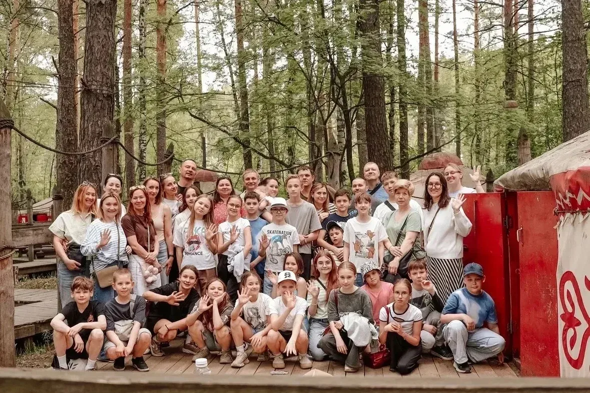 ☀️ Незабываемый выходной: 5 «А» в верёвочном парке!  👫💥 24 ученика 5 «А» класса вместе с 35 родителя