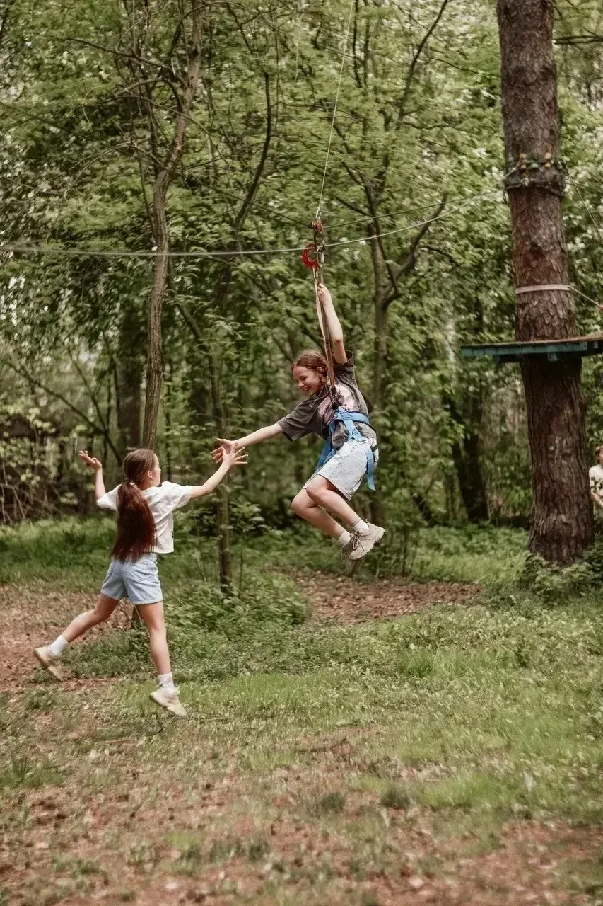 ☀️ Незабываемый выходной: 5 «А» в верёвочном парке!  👫💥 24 ученика 5 «А» класса вместе с 35 родителя