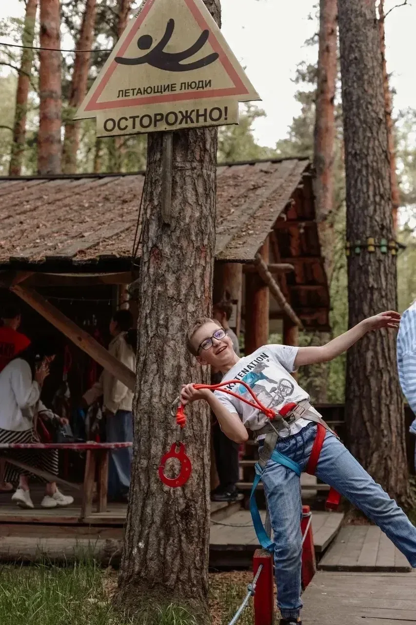 ☀️ Незабываемый выходной: 5 «А» в верёвочном парке!  👫💥 24 ученика 5 «А» класса вместе с 35 родителя