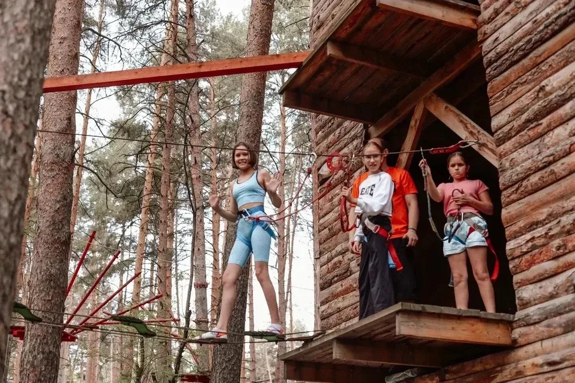 ☀️ Незабываемый выходной: 5 «А» в верёвочном парке!  👫💥 24 ученика 5 «А» класса вместе с 35 родителя