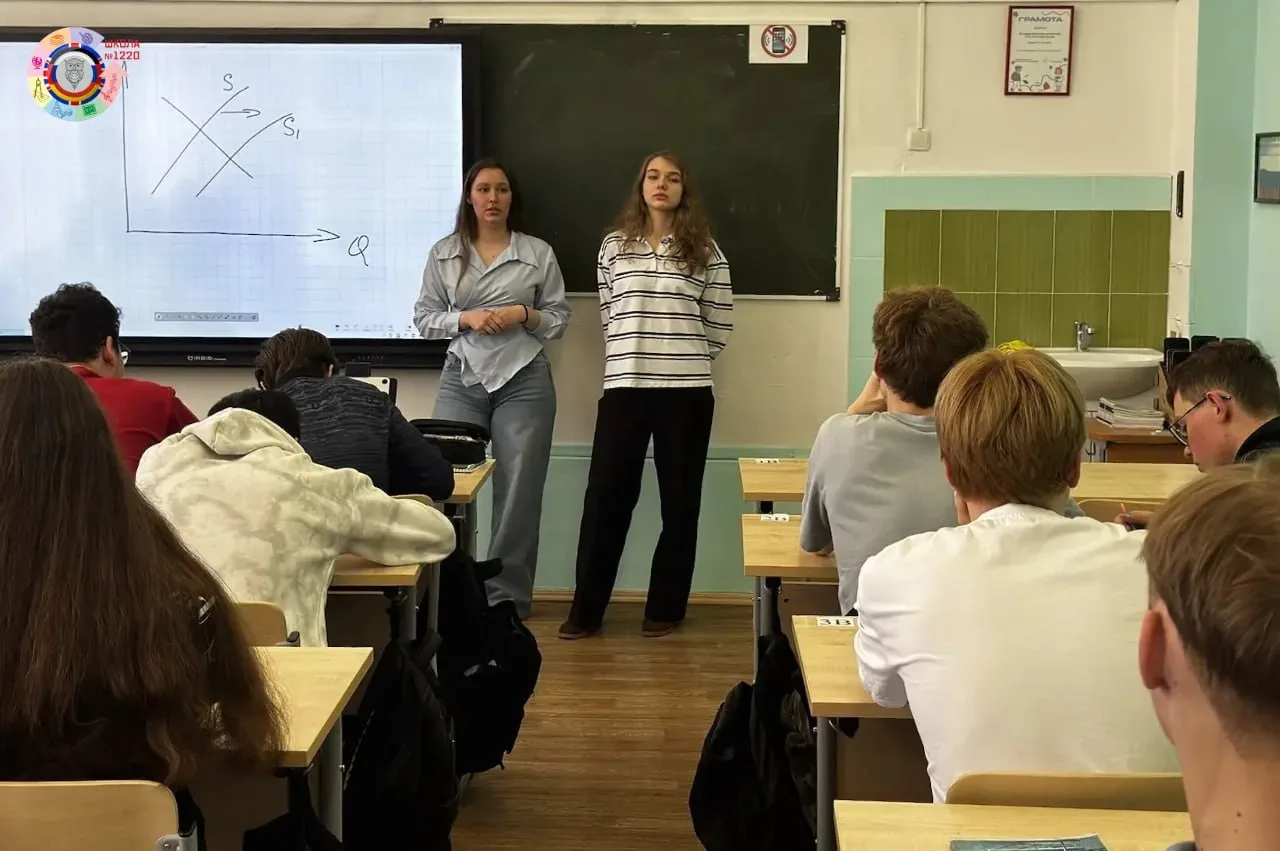 Поступление: советы от своих   💬 Наши выпускницы, нынешние студентки РЭУ им. Г.В. Плеханова Дарья и 