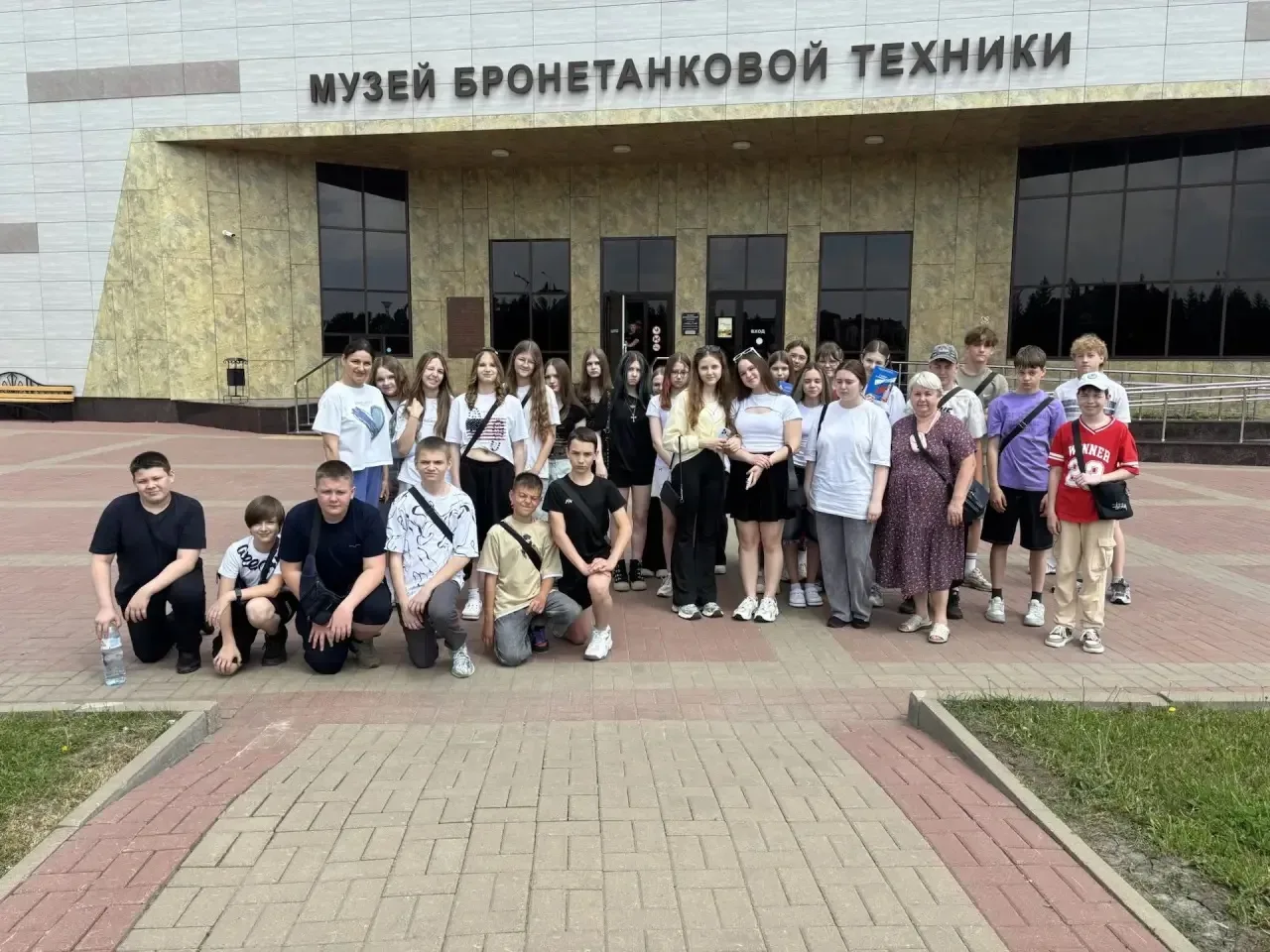 Сегодня ученики 7 «Д» и 7 «В» классов вместе с классными руководителями отправились в насыщенную и з