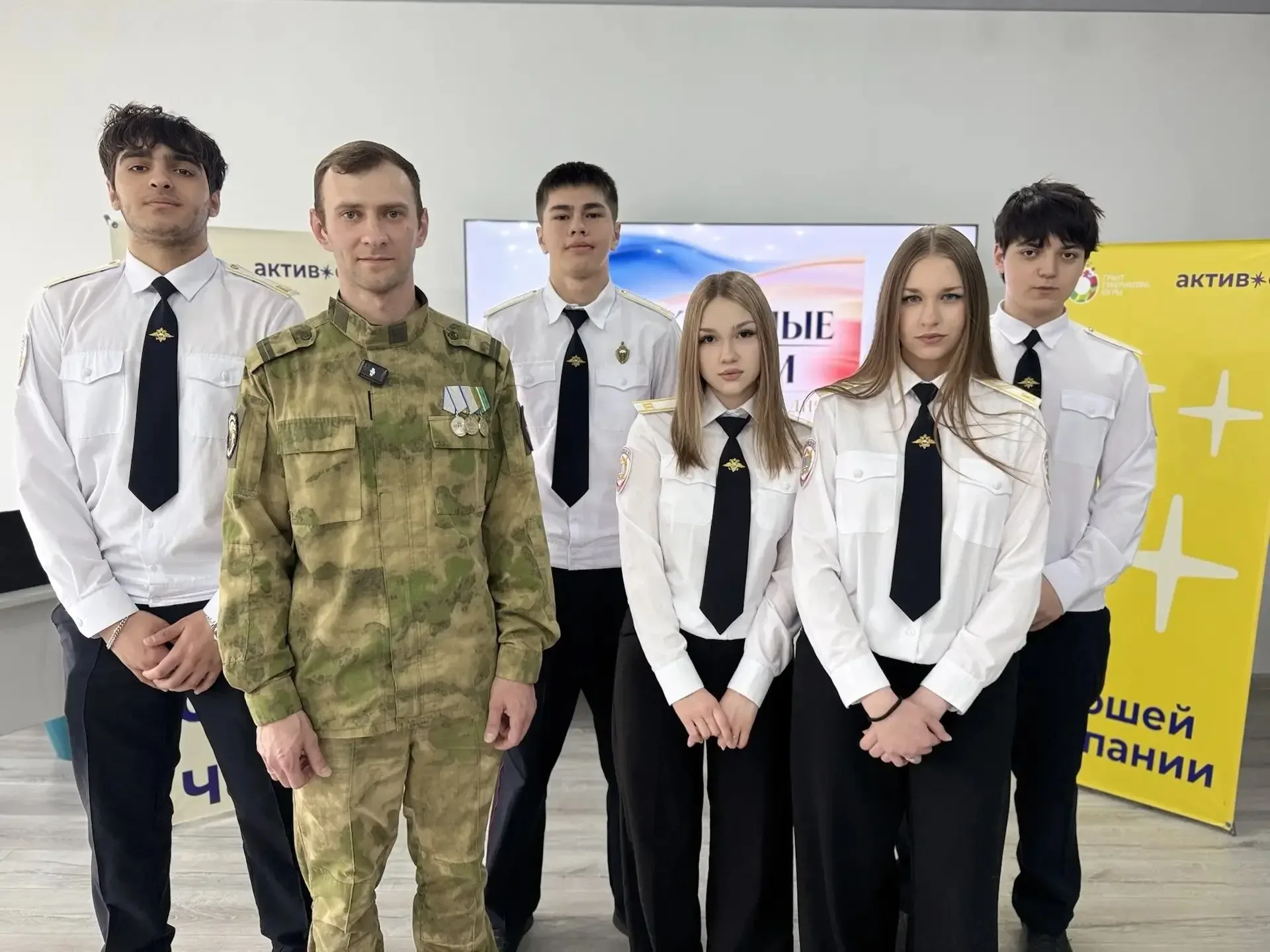 🇷🇺 ГЕРОИ СРЕДИ НАС: Живой диалог о мужестве и чести 🇷🇺  Вчера для обучающихся 10-Б класса нашей школ