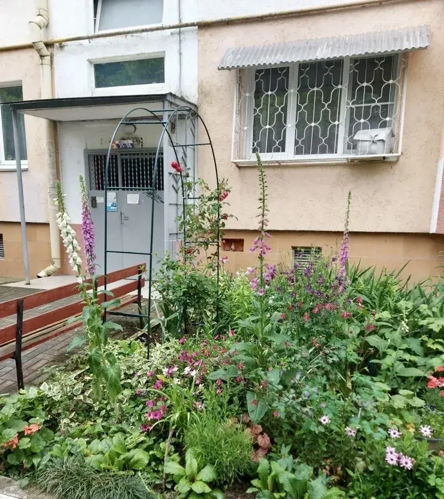 Красота начинается с дома! 🏡  Наши жители снова доказали: уют создаётся вместе 💚  У подъездов появил