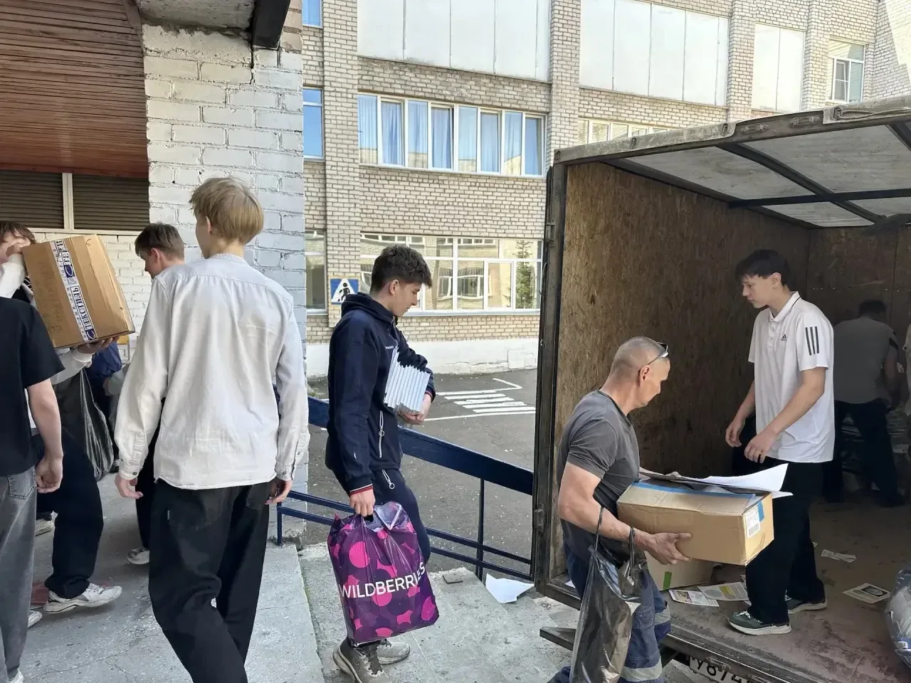 🗞️📰БУМАЖНЫЙ БУМ💥  🎉 Ура! Сегодня в нашей школе состоялся «Бумажный бум» — масштабный сбор макулатуры