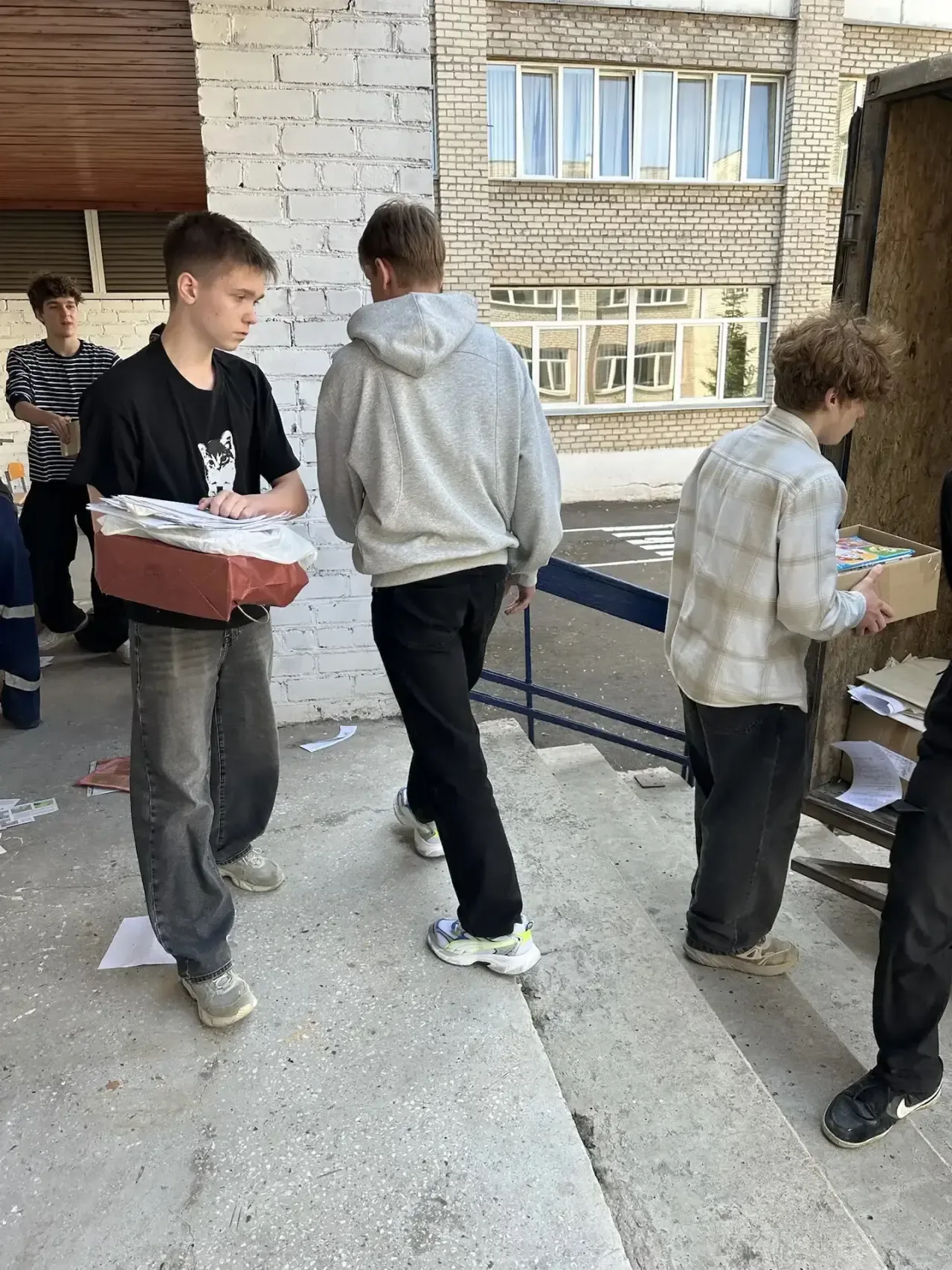🗞️📰БУМАЖНЫЙ БУМ💥  🎉 Ура! Сегодня в нашей школе состоялся «Бумажный бум» — масштабный сбор макулатуры