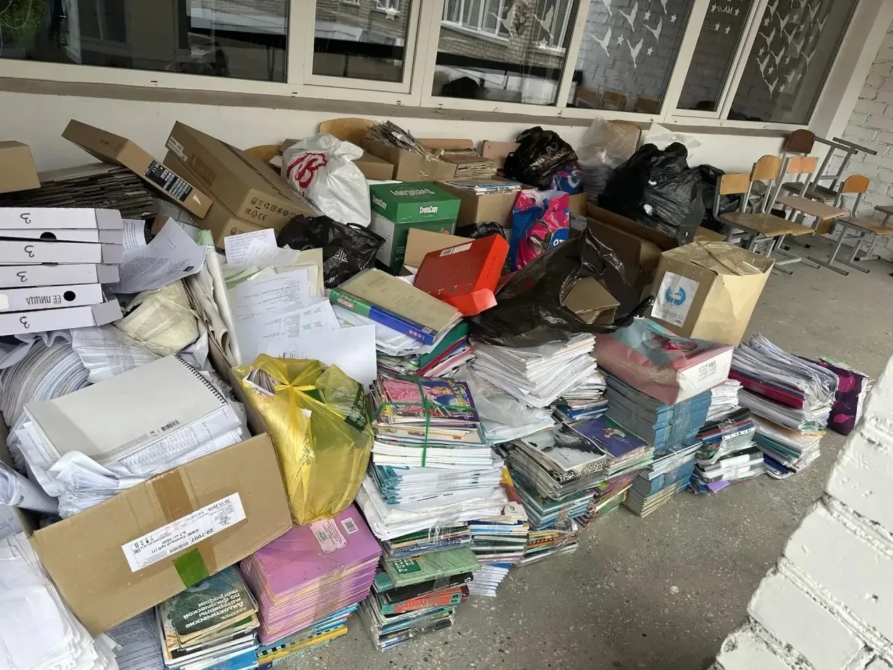 🗞️📰БУМАЖНЫЙ БУМ💥  🎉 Ура! Сегодня в нашей школе состоялся «Бумажный бум» — масштабный сбор макулатуры