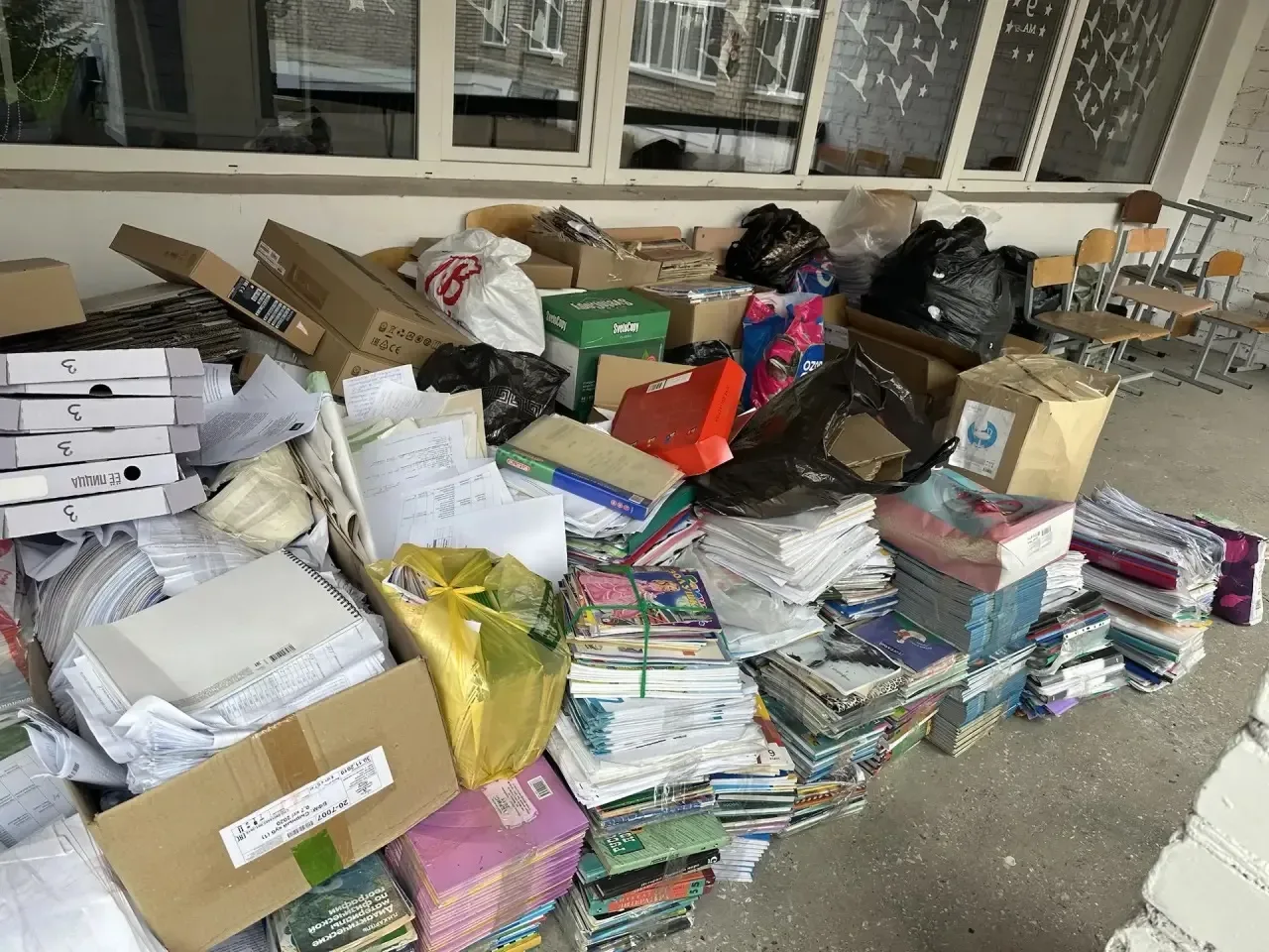 🗞️📰БУМАЖНЫЙ БУМ💥  🎉 Ура! Сегодня в нашей школе состоялся «Бумажный бум» — масштабный сбор макулатуры