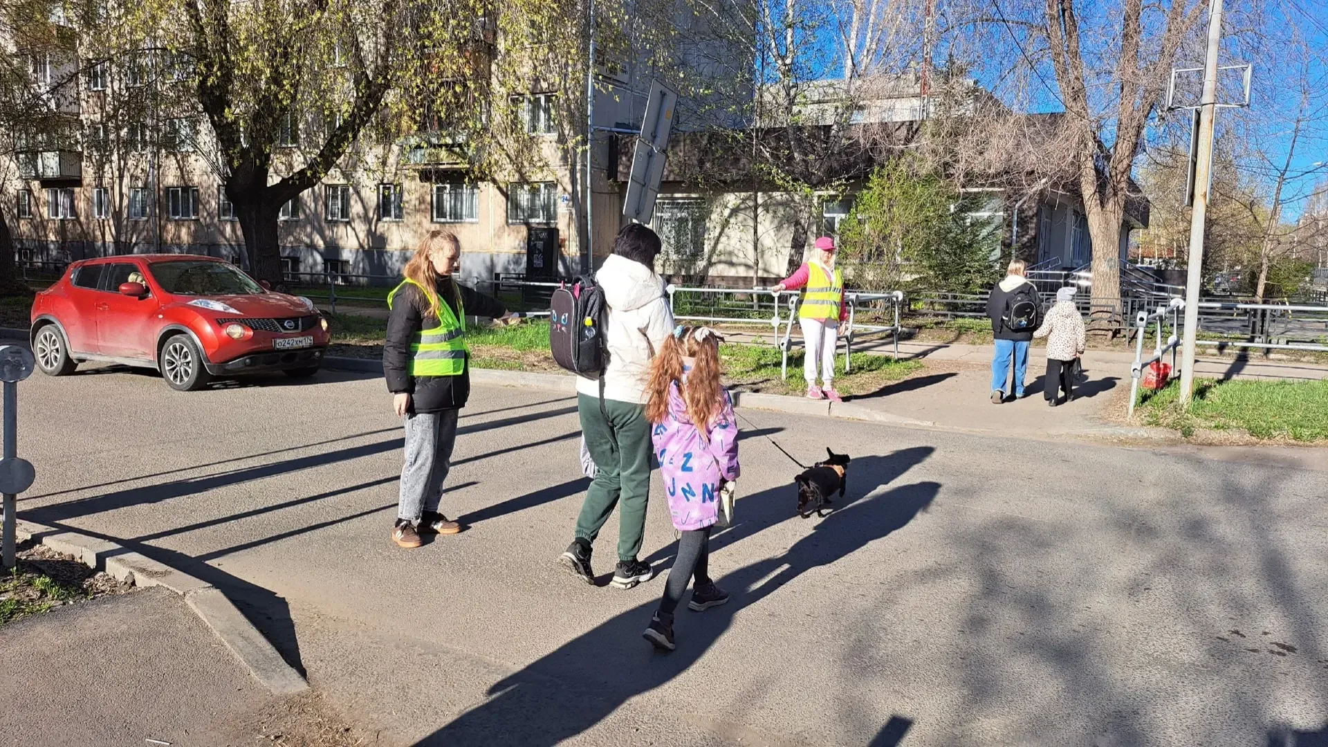 🚦РОДИТЕЛЬСКИЙ ПАТРУЛЬ МОУ «СОШ № 36»  Светоотражающие жилеты, жезлы и главное оружие — забота и личн