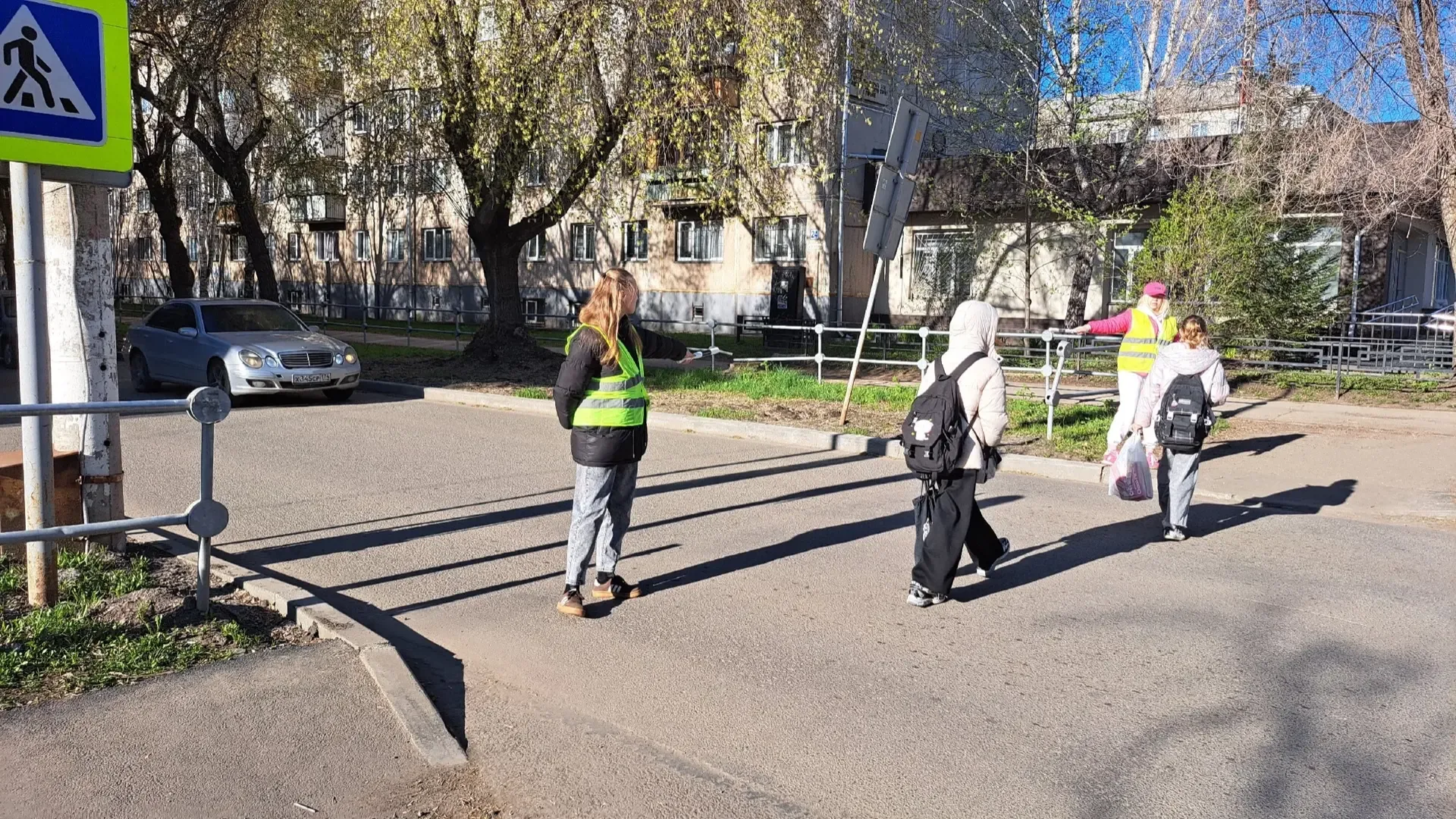🚦РОДИТЕЛЬСКИЙ ПАТРУЛЬ МОУ «СОШ № 36»  Светоотражающие жилеты, жезлы и главное оружие — забота и личн
