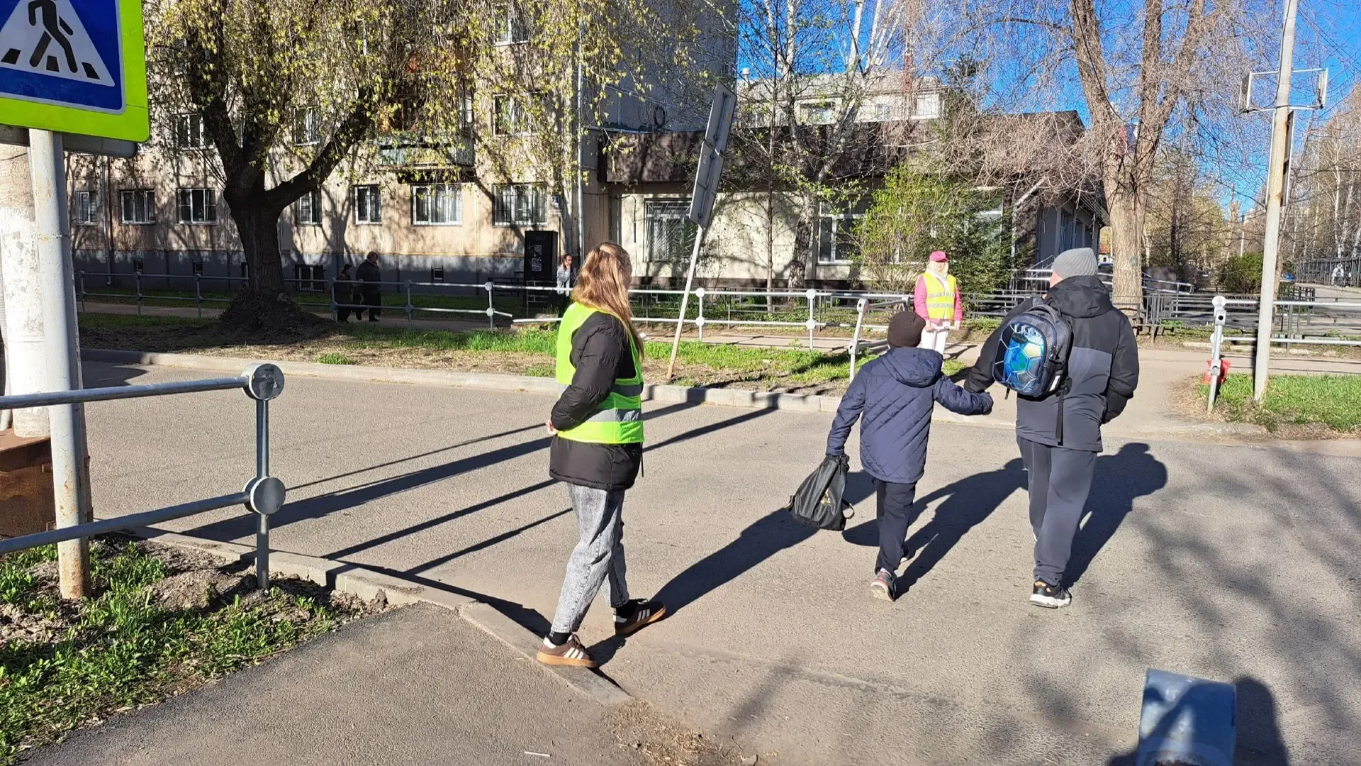 🚦РОДИТЕЛЬСКИЙ ПАТРУЛЬ МОУ «СОШ № 36»  Светоотражающие жилеты, жезлы и главное оружие — забота и личн