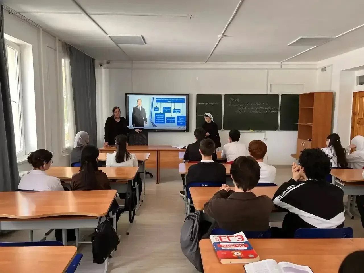 Несовершеннолетнему подростку необходимо знать и соблюдать закон, разумно пользоваться правами, жить