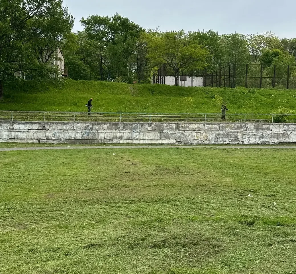 Продолжается покос травы в Славянке  Подрядная организация активизировала работы по покосу зеленой р