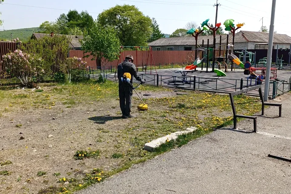 В Хасанском округе начались работы по выкосу травы  В Барабаше подрядная организация произвела окаши