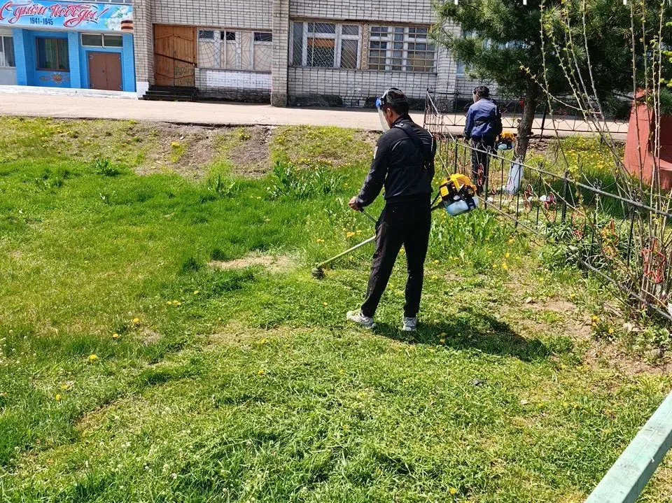 В Хасанском округе начались работы по выкосу травы  В Барабаше подрядная организация произвела окаши