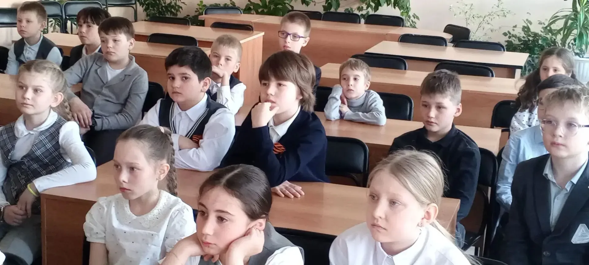 🎥 В предпраздничные дни в библиотеке лицея работал кинозал Победы. Для показов были отобраны фильмы 
