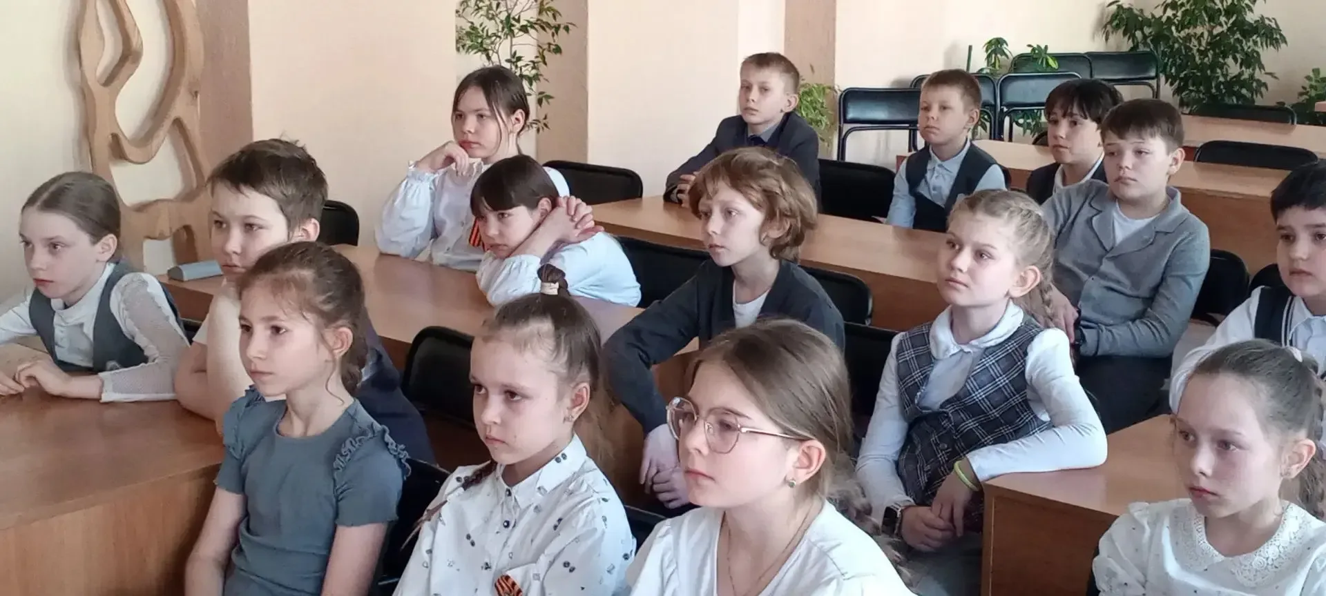 🎥 В предпраздничные дни в библиотеке лицея работал кинозал Победы. Для показов были отобраны фильмы 
