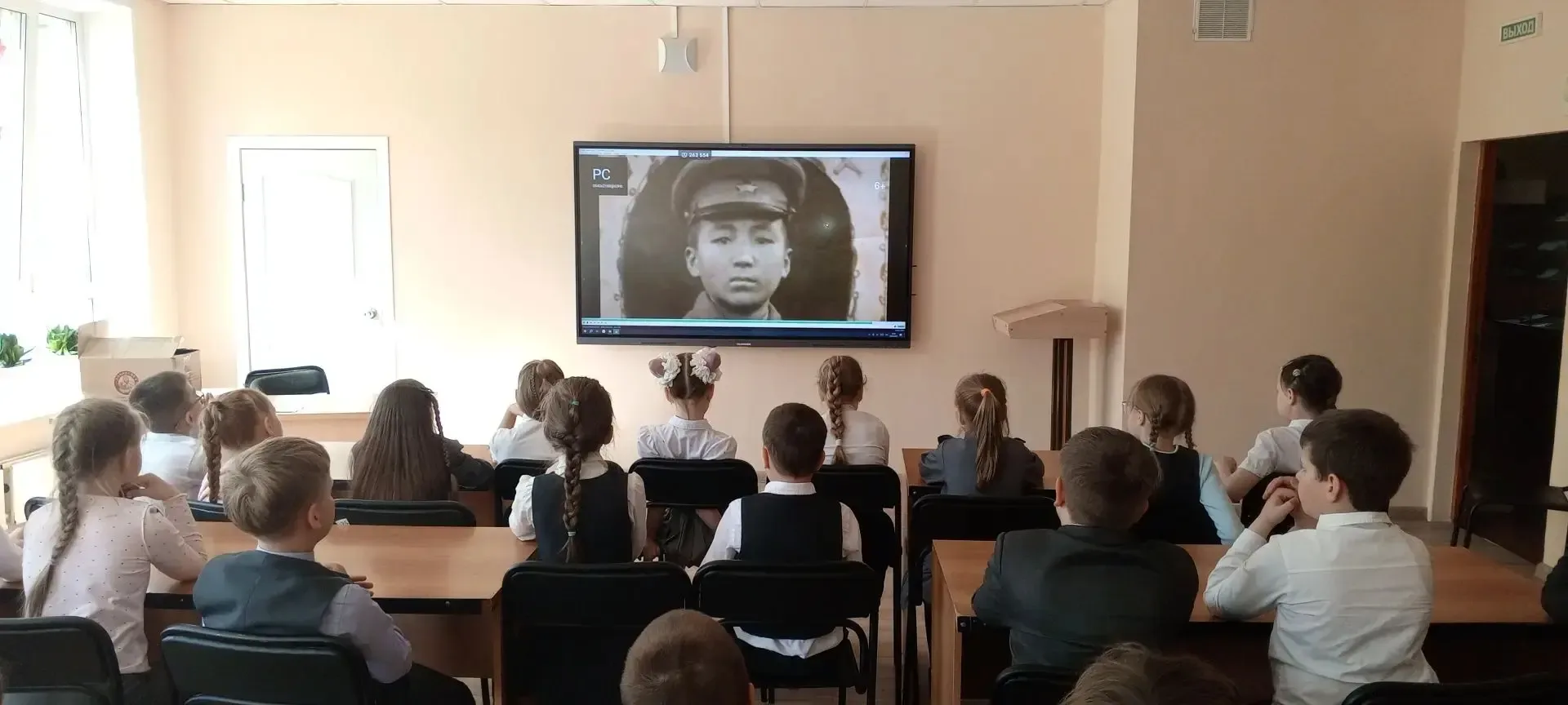 🎥 В предпраздничные дни в библиотеке лицея работал кинозал Победы. Для показов были отобраны фильмы 