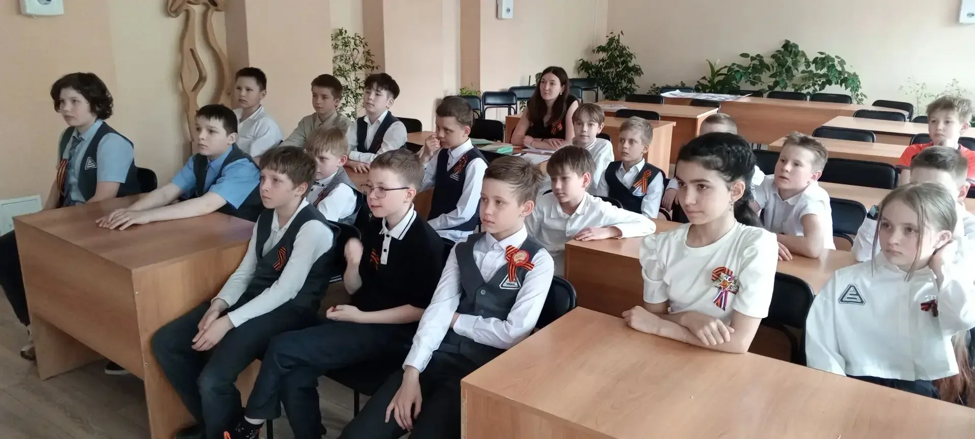 🎥 В предпраздничные дни в библиотеке лицея работал кинозал Победы. Для показов были отобраны фильмы 