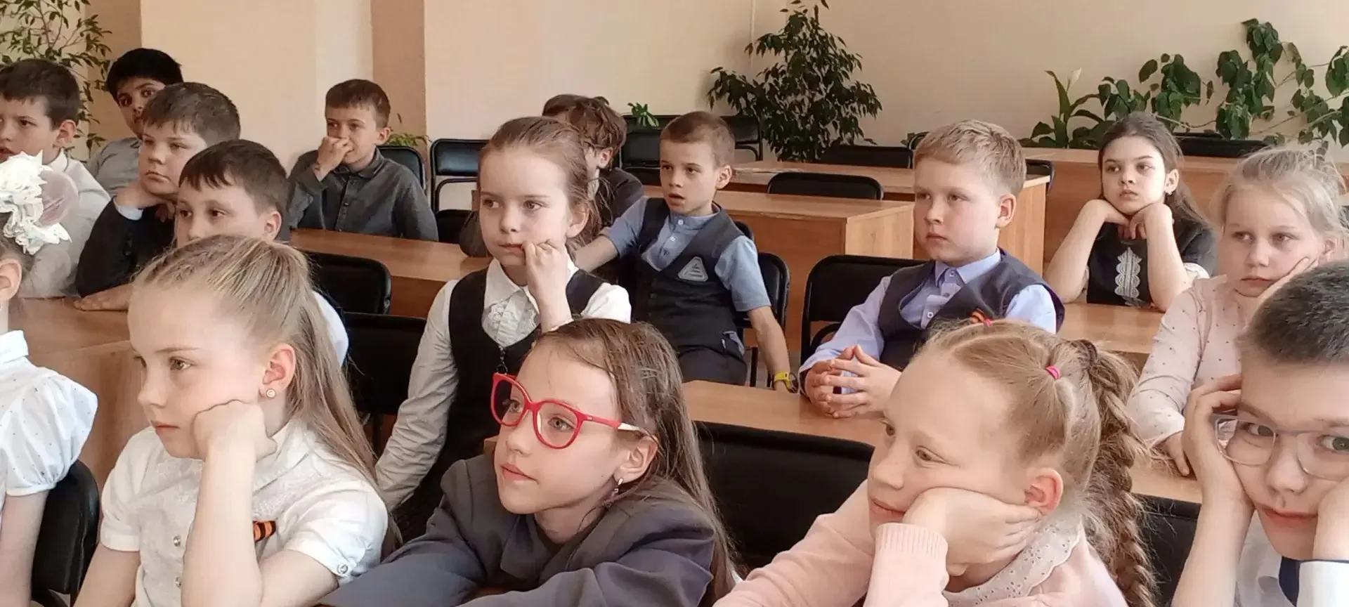 🎥 В предпраздничные дни в библиотеке лицея работал кинозал Победы. Для показов были отобраны фильмы 