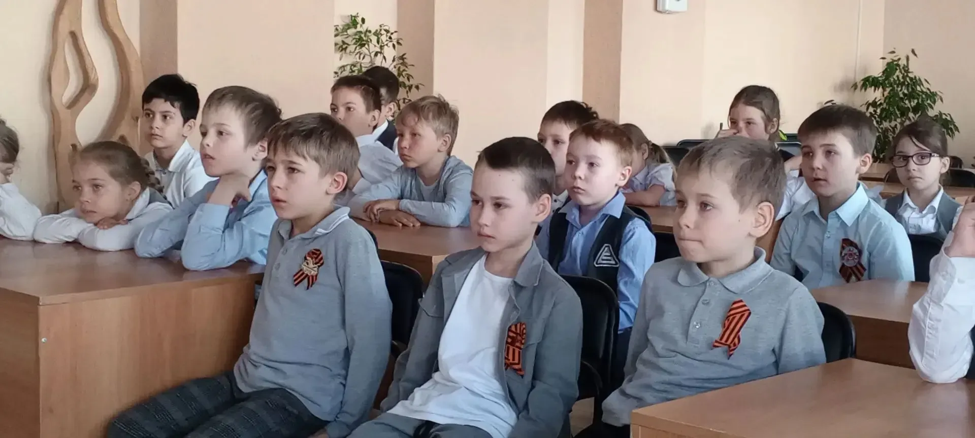 🎥 В предпраздничные дни в библиотеке лицея работал кинозал Победы. Для показов были отобраны фильмы 