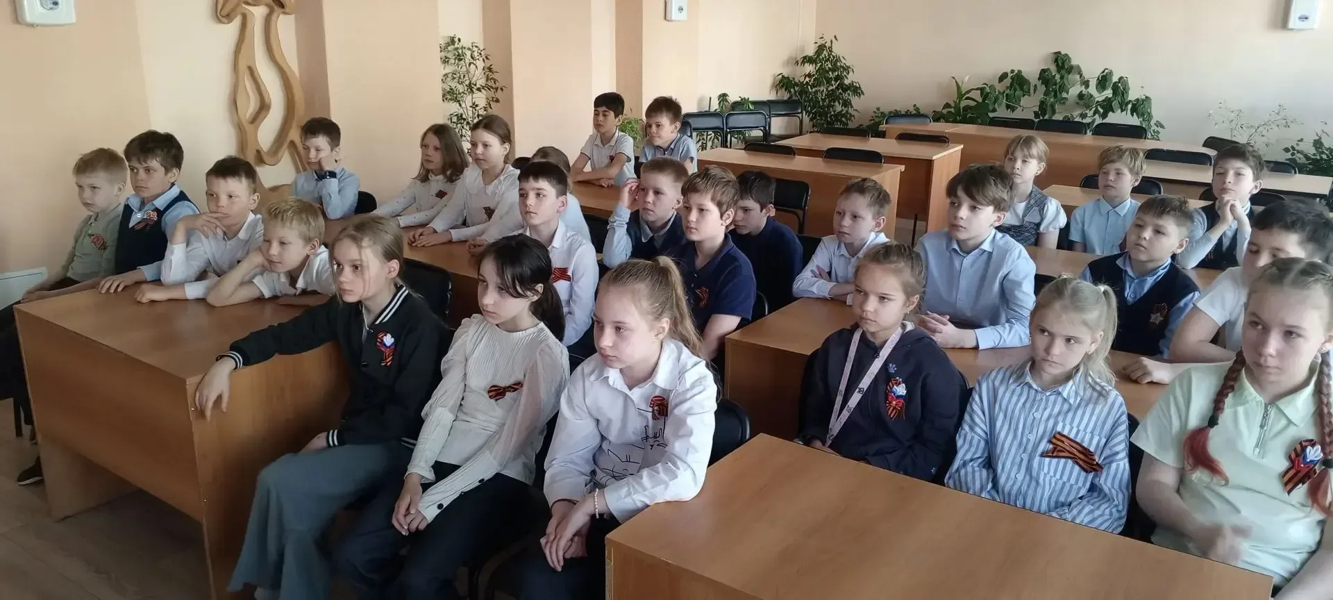 🎥 В предпраздничные дни в библиотеке лицея работал кинозал Победы. Для показов были отобраны фильмы 