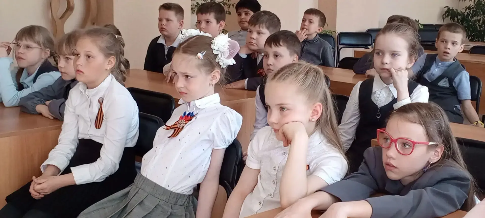 🎥 В предпраздничные дни в библиотеке лицея работал кинозал Победы. Для показов были отобраны фильмы 