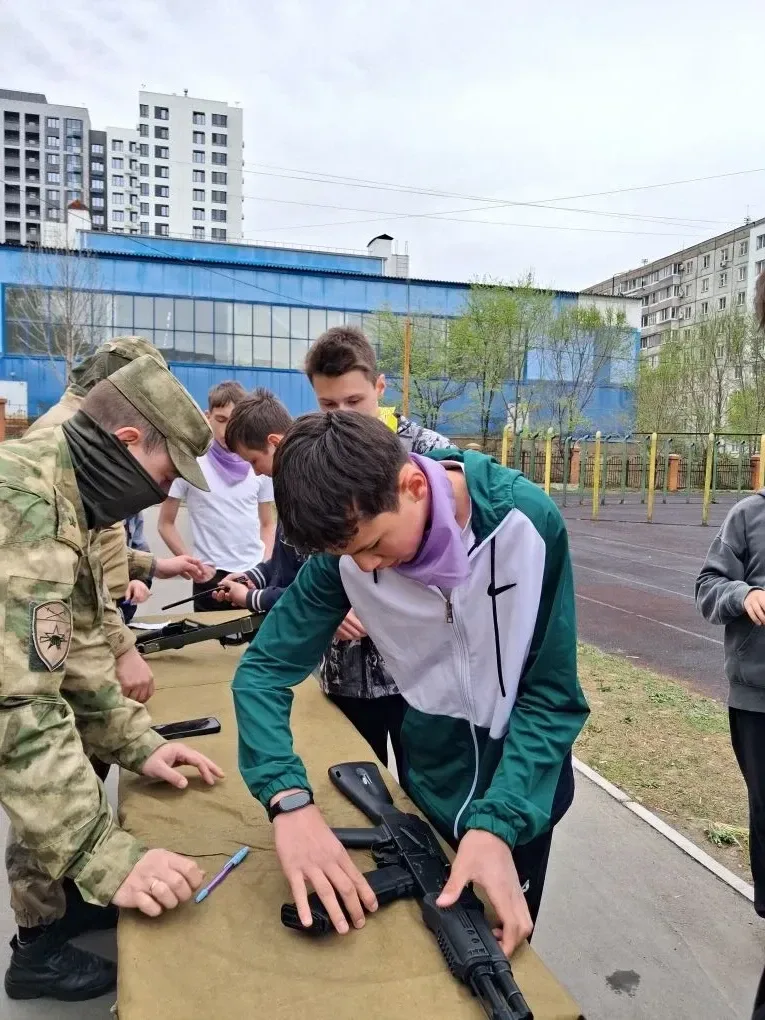 💥Для учеников 6 и 7 классов прошла военно-патриотическая игра «Зарница» на территории школы. Это мер