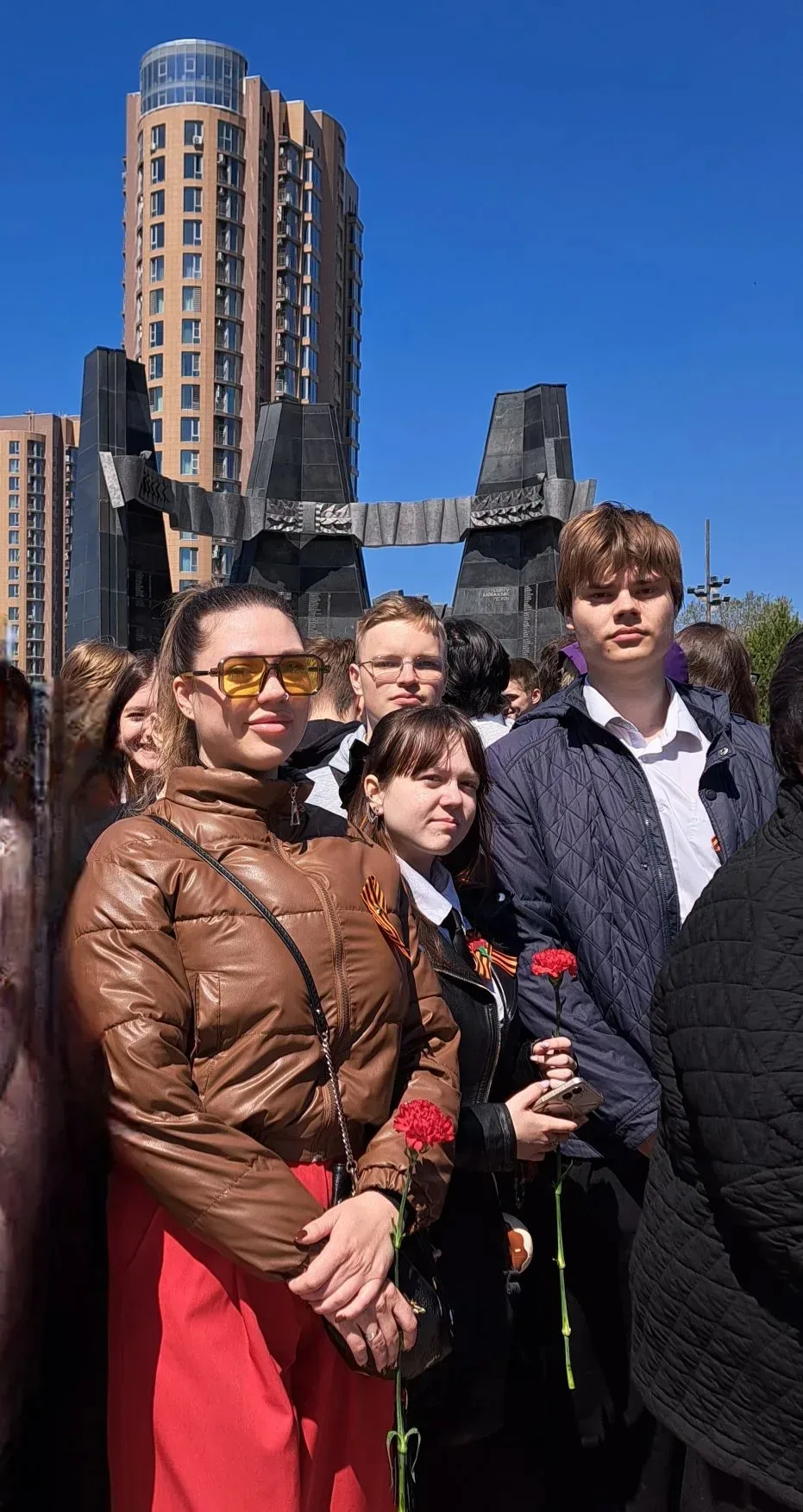 Поклонимся великим тем годам…  Более 2500 школьников единым строем замерли у Вечного огня. Здесь чес