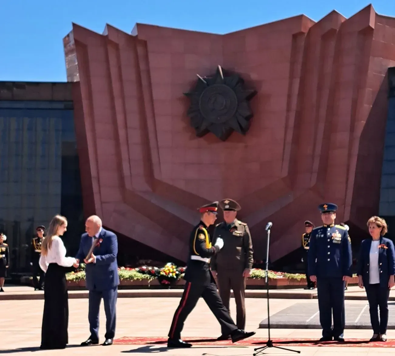 Поклонимся великим тем годам…  Более 2500 школьников единым строем замерли у Вечного огня. Здесь чес