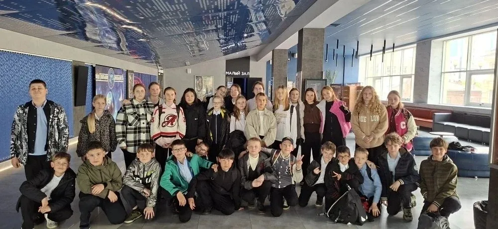 «УРОК МУЖЕСТВА»      🤝 18 мая ветераны аппарата управления вместе с учащимися 5Б класса МАОУ СОШ N77