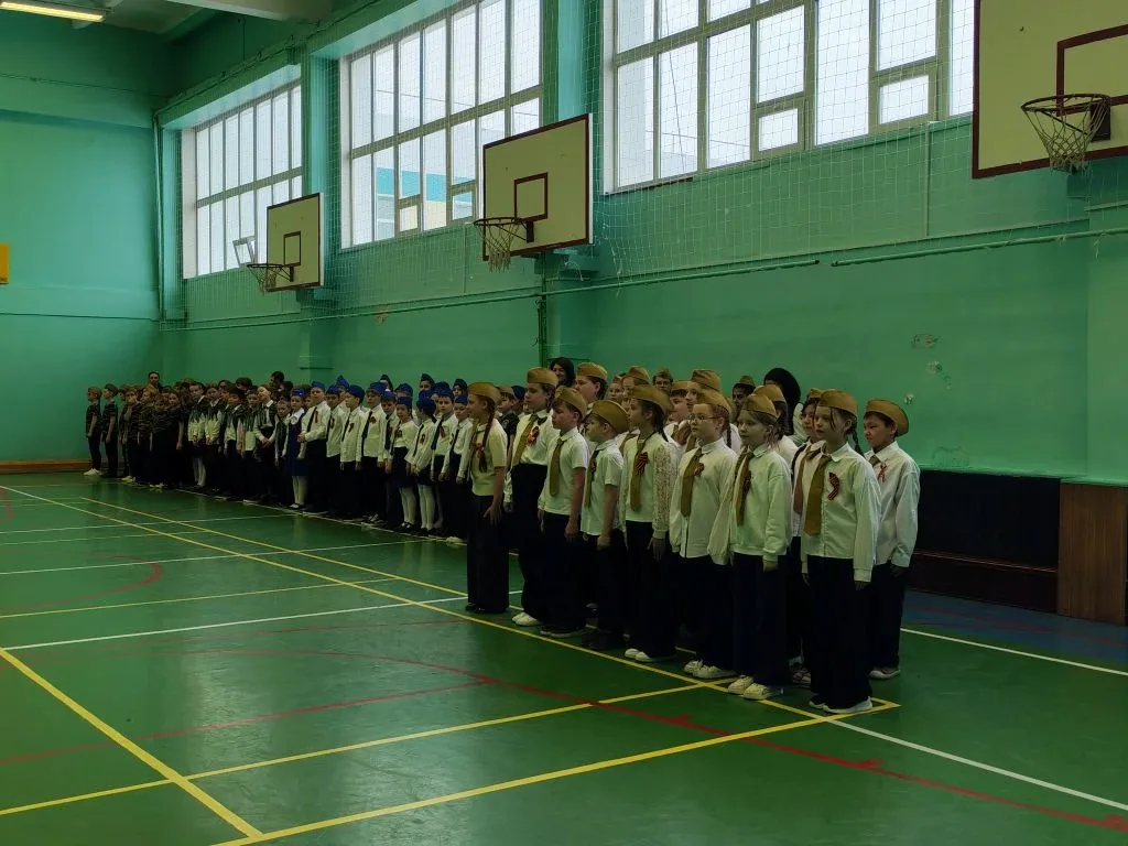 Строевым шагом к Победе: как 3-е и 4-е классы прошли смотр строя и песни «Во имя героев» 🇷🇺  В предд