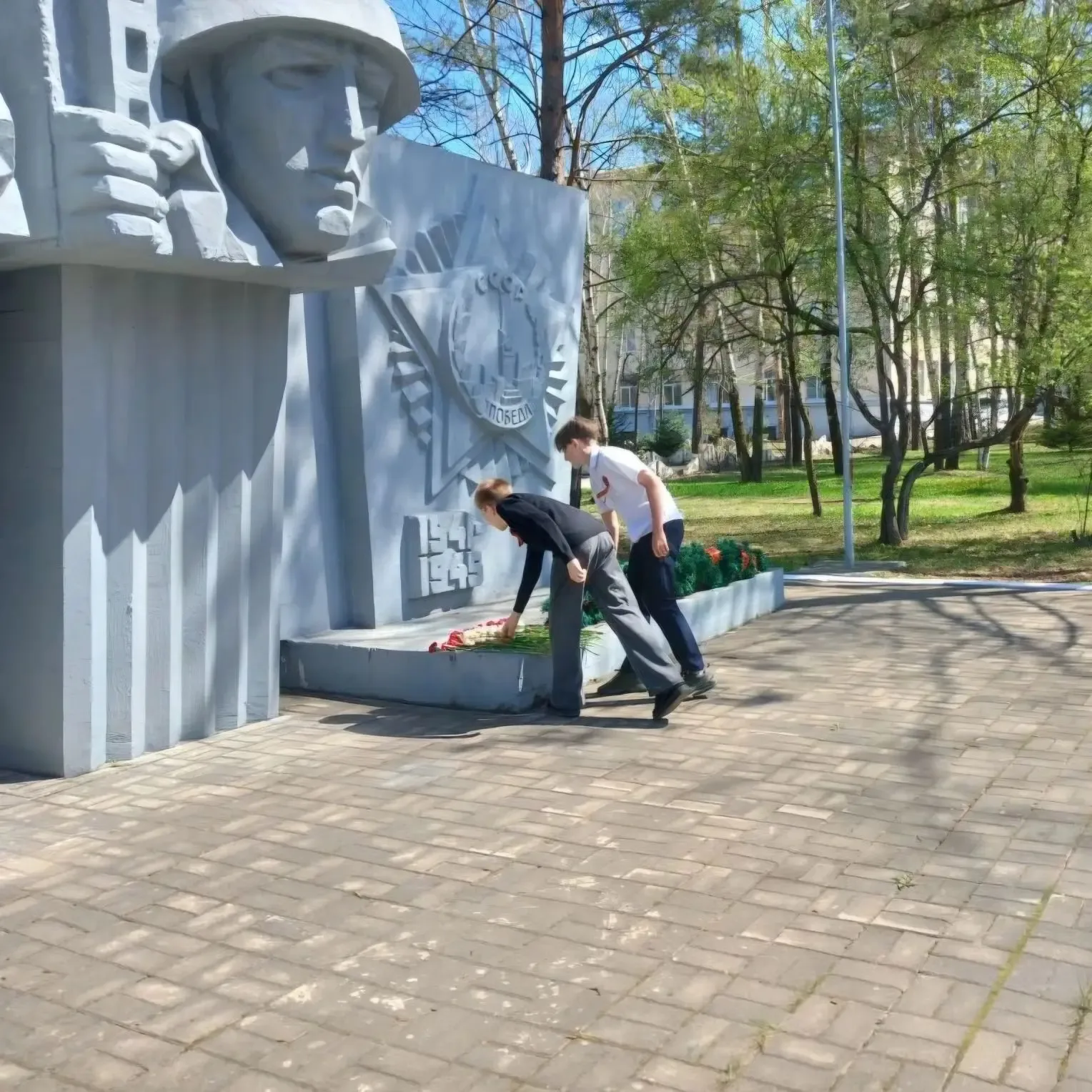 🔥Подвиг ваш бессмертен, память о вас вечна! 🇷🇺На аллее ТОГУ около памятника воинам-освободителям гим